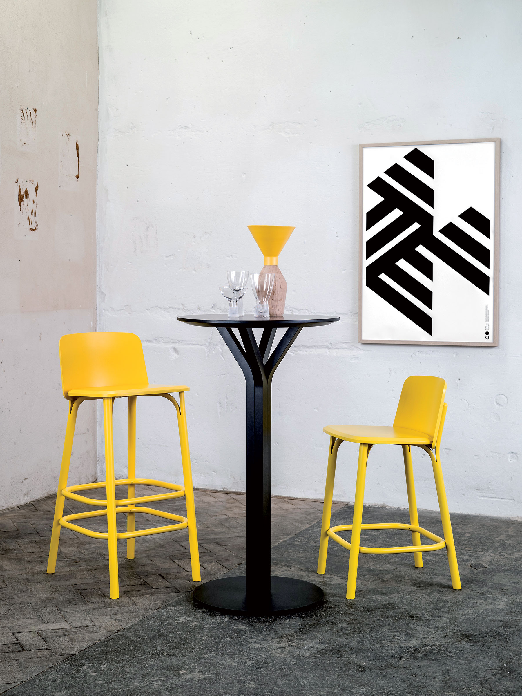 Vysoká a nízka barová stolička Split pri barovom stole Bloom.