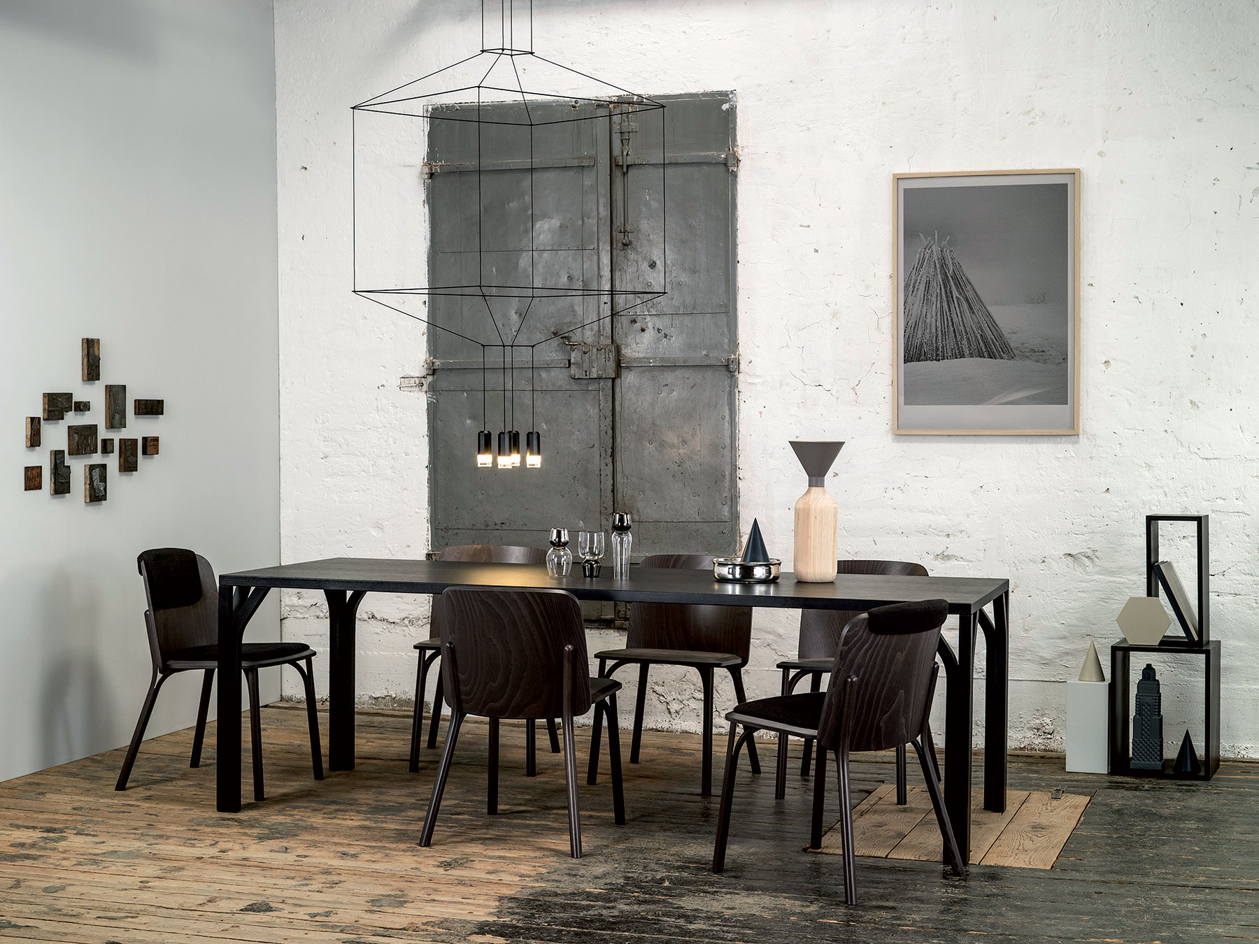 Minimalisticky riešené kreslo je vhodné k jedálenskému stolu, do obývacích priestorov alebo ako priestorový solitér. Sedadlo s detailom odkrytého masívneho dreva objíma vyššie, celočalúnené operadlo.