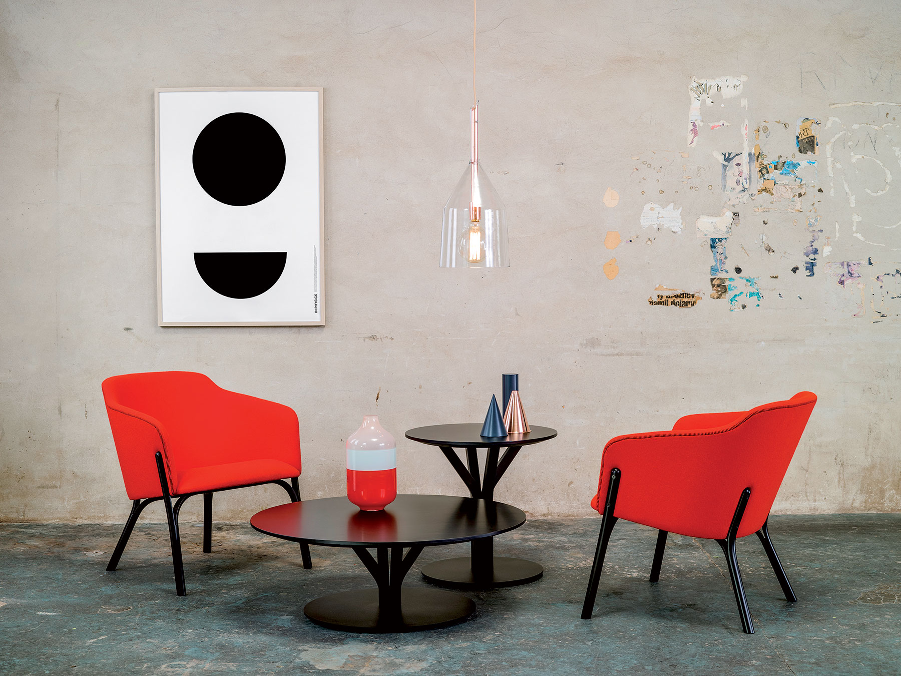 Subtílne lounge kreslo má zvýšené zadné operadlo, komfortné čalúnenie a ergonómiu sedla. Zaujímavé je tiež detailom šva na vrchnej strane operadla a opierok na ruky, ktorý zdobí špeciálne lemovanie.