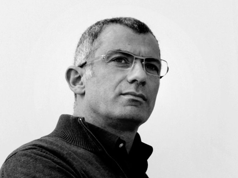 Arik Levy (1963) Umelec, dizajnér, fotograf a filmár sa narodil v izraelskom Tel Avive, dnes pôsobí vo svojom štúdiu v Paríži. Do Európy sa presťahoval v roku 1988 a o tri roky neskôr absolvoval s vyznamenaním odbor priemyselného dizajnu na Art Center Europe vo Švajčiarsku. Po pracovnej stáži v Japonsku, kde sa zaoberal výrobkami a objektmi na výstavy, sa Levy vrátil do Európy a venoval sa scénografii súčasného tanca a opery. Založením vlastnej firmy sa však vrátil k priemyselnému dizajnu a umeniu. Rešpektovaný je najmä za dizajn nábytku a osvetlenia. Jeho práce sú zastúpené nielen v prestížnych muzeách a galériách, ale aj v produktových portfóliách firiem po celom svete. Foto: Daniele de Carolis