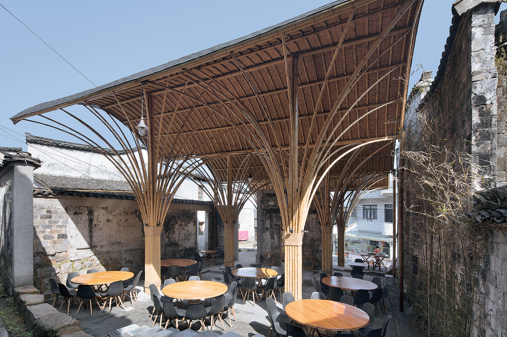 Okrem stretnutí a besied s priateľmi sa terasa stala miestom mnohých podujatí od osláv, premietania filmov či kultúrnych akcií až po obecné rokovania. Flexibilne sa tiež dokáže premeniť na prevádzku čajovne či reštaurácie, alebo výstavný priestor.