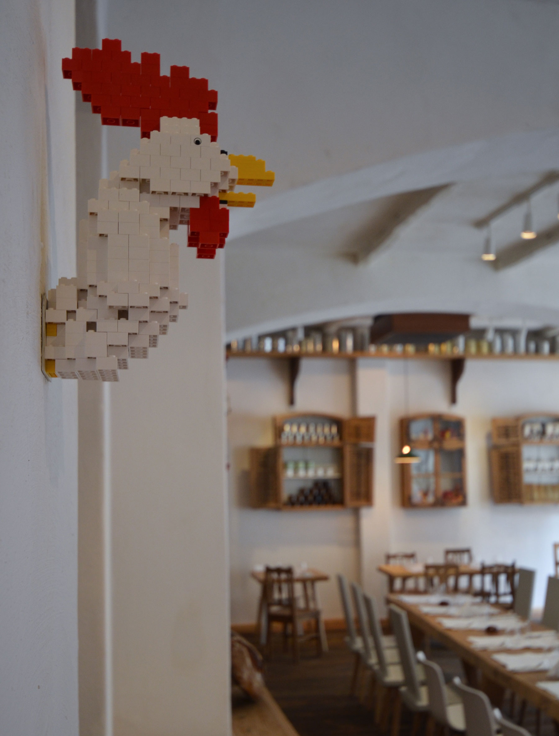 Na tvorbu všetkých tradičných doplnkov, ako sú poľovnícke trofeje zvieracích hláv, koberce visiace zo steny či "vyšívané" obrázky, bolo použitých celkovo okolo 16 000 kúskov skladačky dovezenej z Kodane.