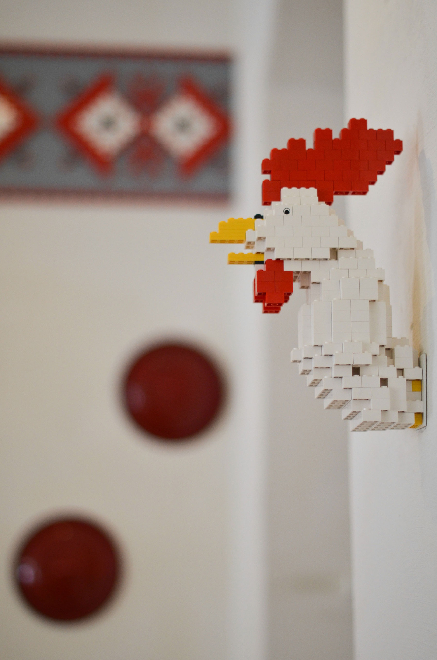 Na tvorbu všetkých tradičných doplnkov, ako sú poľovnícke trofeje zvieracích hláv, koberce visiace zo steny či "vyšívané" obrázky, bolo použitých celkovo okolo 16 000 kúskov skladačky dovezenej z Kodane.