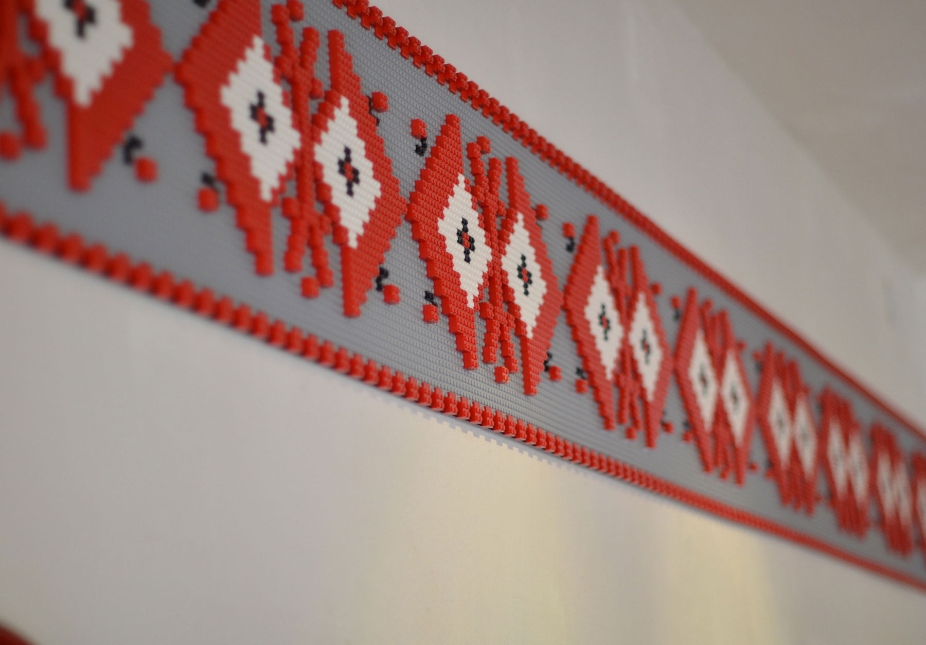 Na tvorbu všetkých tradičných doplnkov, ako sú poľovnícke trofeje zvieracích hláv, koberce visiace zo steny či "vyšívané" obrázky, bolo použitých celkovo okolo 16 000 kúskov skladačky dovezenej z Kodane.