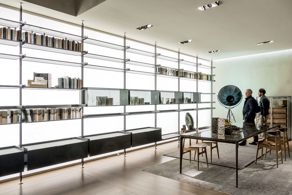 Biela je rozhodne na ústupe, trend, ktorý prevláda, sa volá zoštíhľovanie. Konštruktéri a dizajnéri sa predháňajú v odľahčovaní konštrukcií, veľkých formátoch a náročných detailoch.