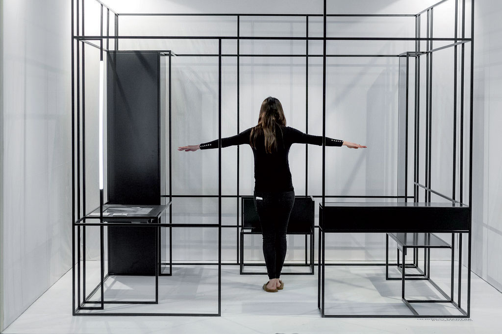 Odľahčeným, takmer pavúčím konštrukciám podľahli aj budúce „desénové“ hviezdy vystavujúce v pridruženom Salone Satellite (výberová prehliadka mladého dizajnu, tentokrát bez českej či slovenskej účasti).