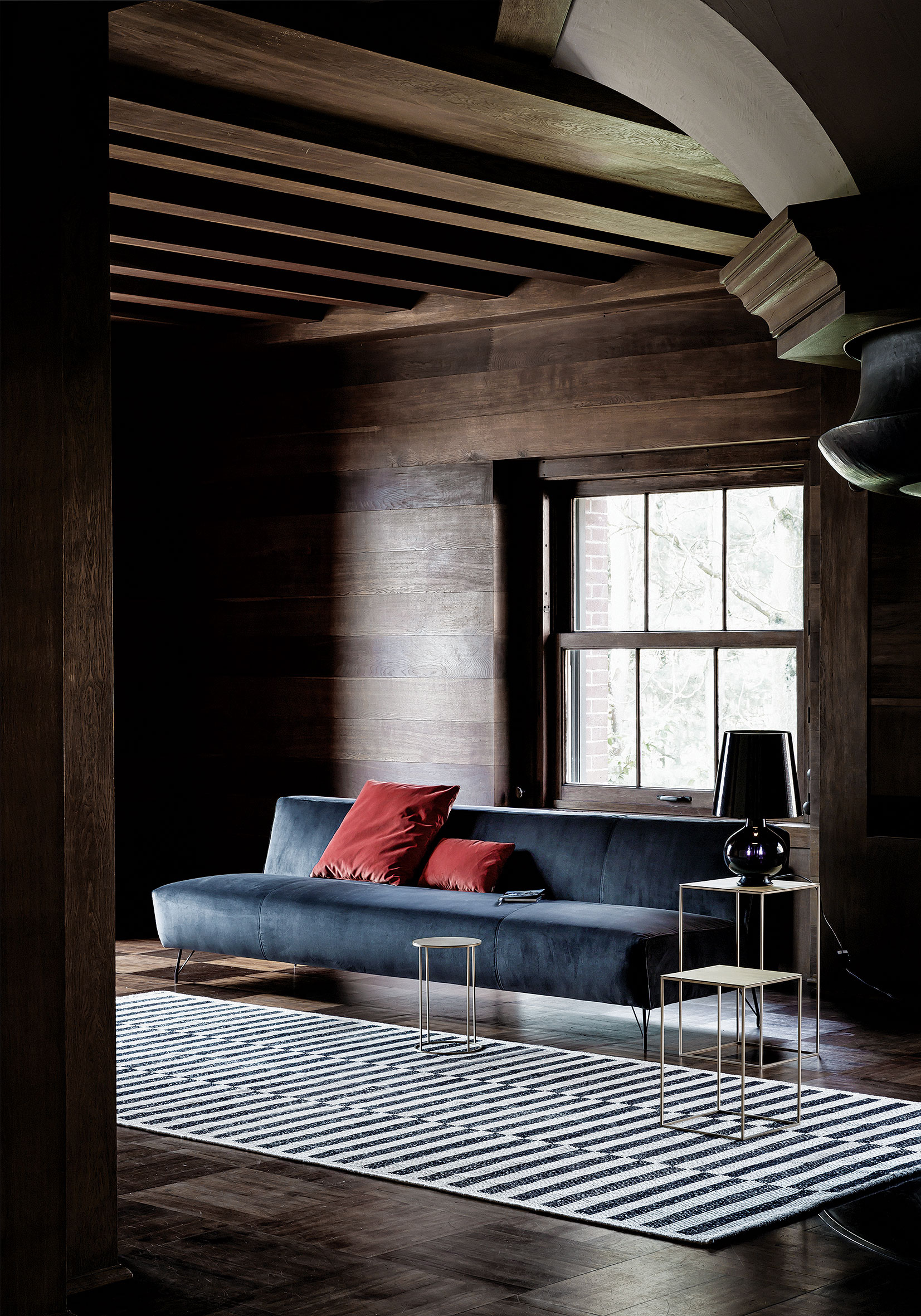 Tenké nôžky, ale pohodlné sedenie. Módne farby – modrá, šarlátová, horčicová a zlatá. Gianluigi Landoni a séria POP pre Vibieffe.