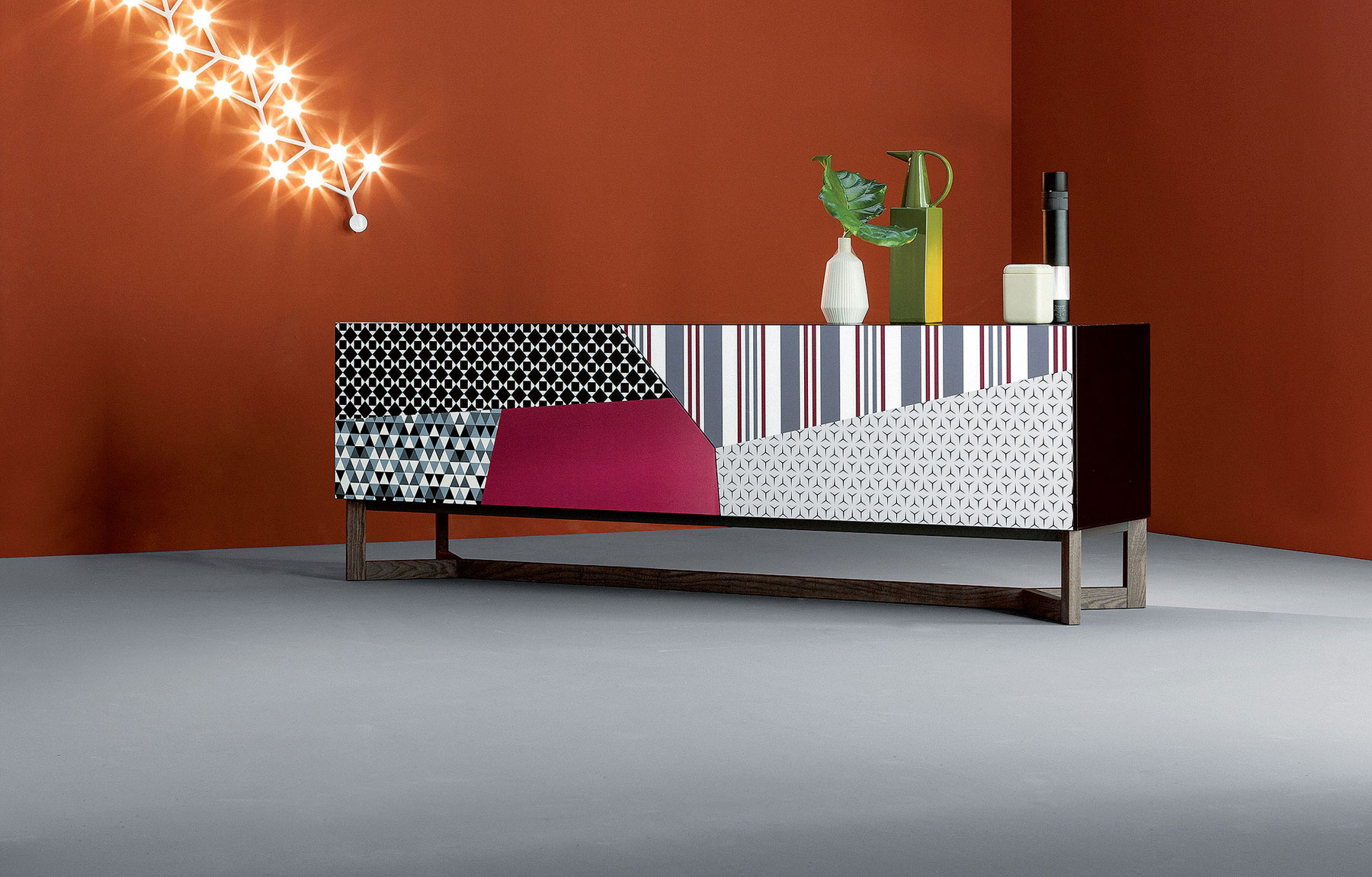 Eklektický dizajn v podaní luxusnej značky Bonaldo. Skrinka Doppler, dizajn Giuseppe Vigano.