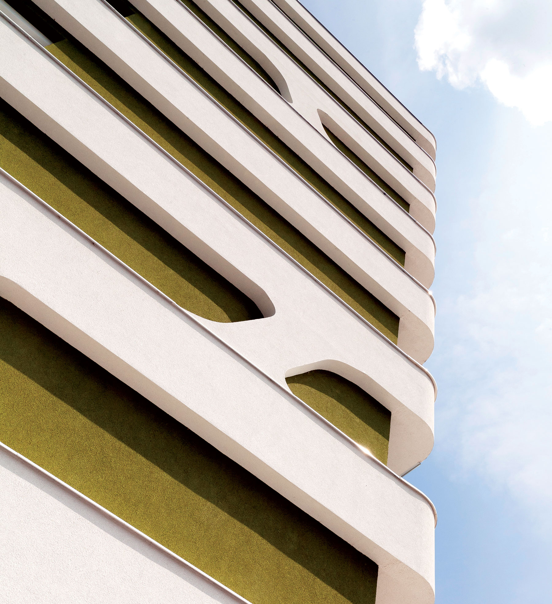 asáda je hlavným poznávacím znakom zrekonštruovanej budovy.  Okolitý park je pre bytový dom veľkým bonusom.