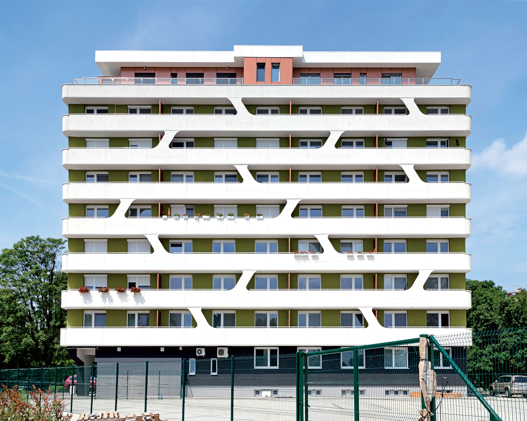 Prepojenia medzi jednotlivými podlažiami vytvárajú na fasáde zaujímavú kresbu.