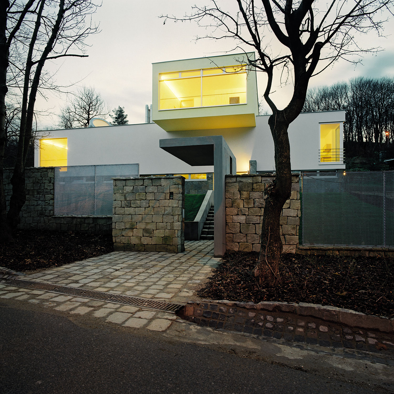 Dom ako malé mesto – interiér obchodného dom Ružinov patril k najvýraznejším prejavom postmoderny na Slovensku. Dnes z neho zostala už len železobetónová konštrukcia s nejasným osudom.