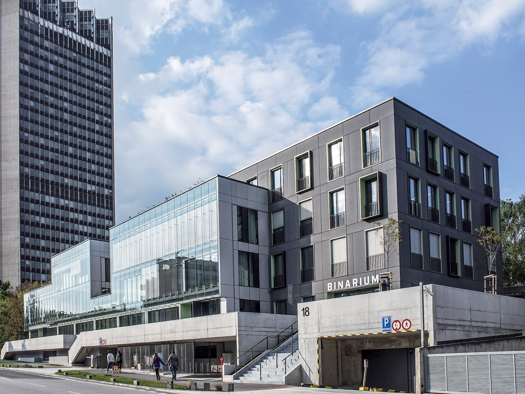 Celkový pohľad na budovu v kontexte susednej Slovenskej televízie.