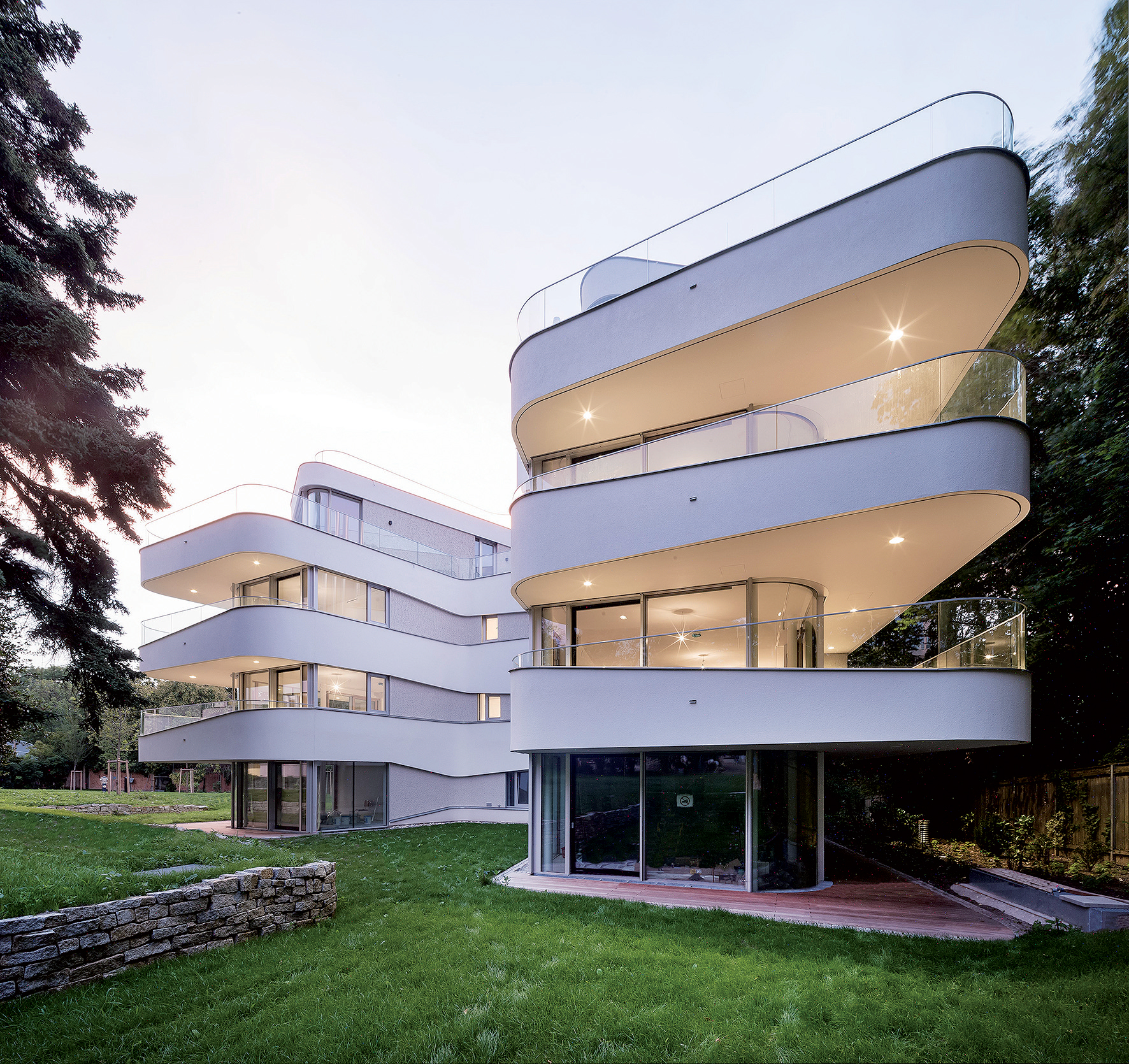 Časti fasády boli opracované tradičným ručným spôsobom, čo dodáva povrchu exkluzívny výraz.