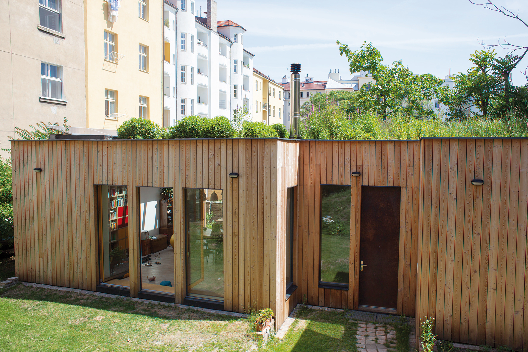 Najväčšou zvláštnosťou domu je zelená mokraďová strecha.