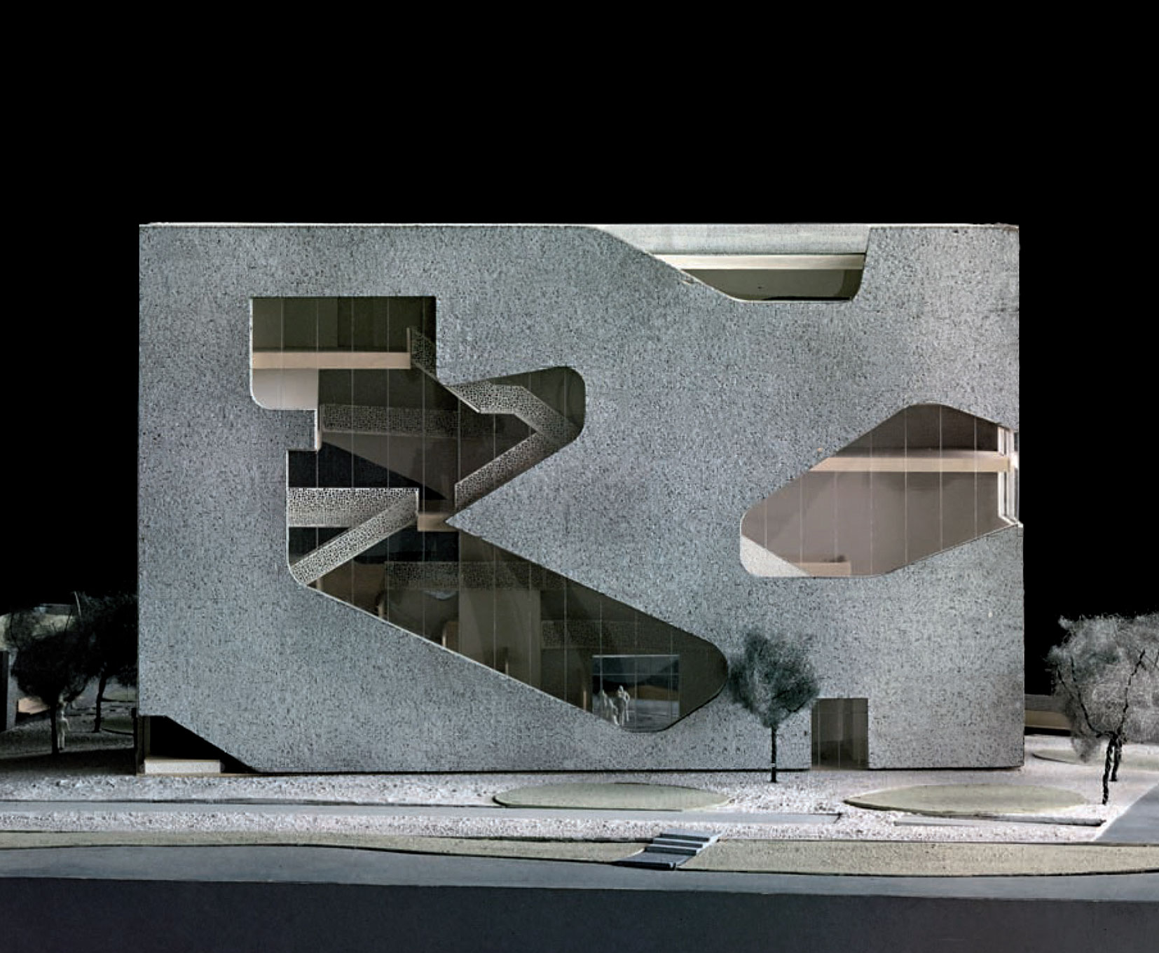 Model knižnice – jej povrch z pohľadového betónu so striebornou farebnosťou bude v subtílnom, no iskrivom kontraste s mohutným zastavaným okolím.