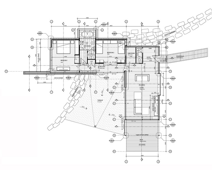 Dispozícia pozostáva z 3 obytných miestností a hygienického zázemia. V prípade potreby sa do izby vedľa hlavnej spálne zmestí až 6 ľudí, návrh počíta s využitím poschodových postelí. Strešná konštrukcia priamo nad vaňou v spoločnej kúpeľni má presklený otvor, ktorý večer ponúka pohľad priamo na hviezdnu oblohu.