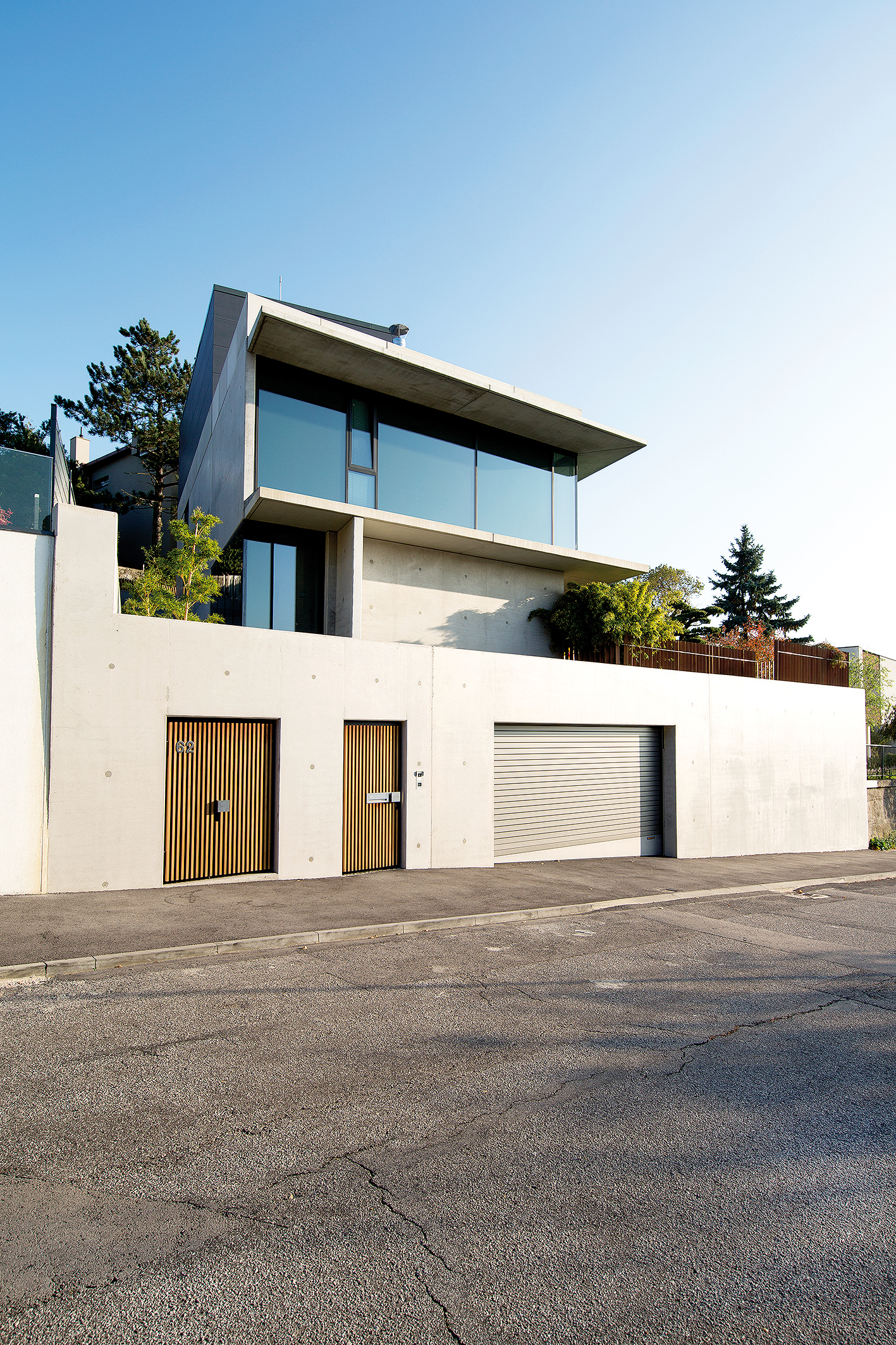 Vila nepôsobí masívne vďaka umne skrytému štvrtému podlažiu.