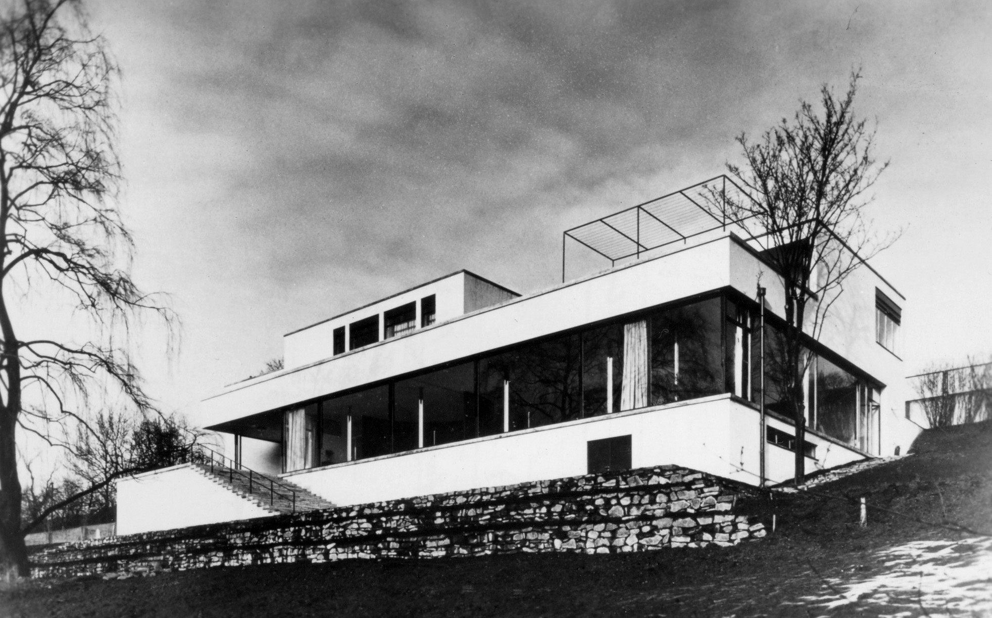 Dobový pohľad na vilu, keď slúžila svojim investorom – Fritzovi Tugendhatovi (1895 – 1958) a jeho manželke Grete (1903 – 1970).