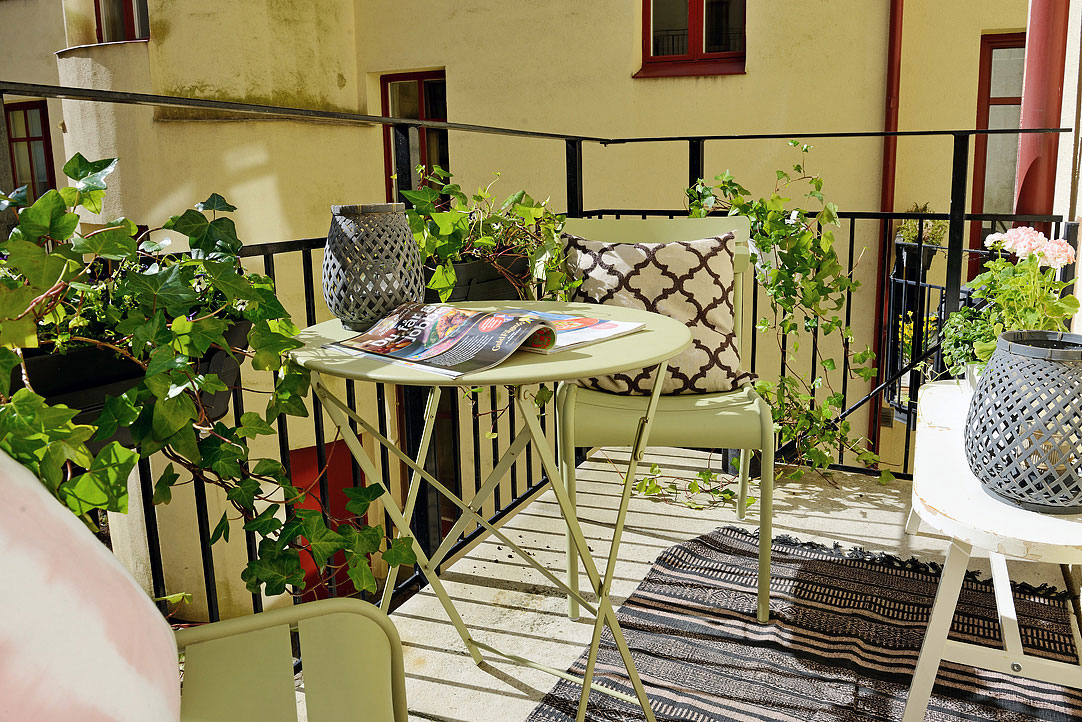 13. Balkón je plný zelene a na viac ako 4 m2 ponúka príjemné posedenie pre pár či priateľov.