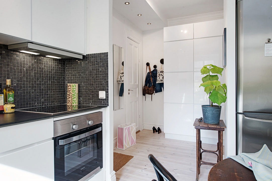 3. Starostlivo zrekonštruovaná kuchyňa je zariadená jednoducho, funkčne a zároveň prináša svieži, dynamický dizajn.