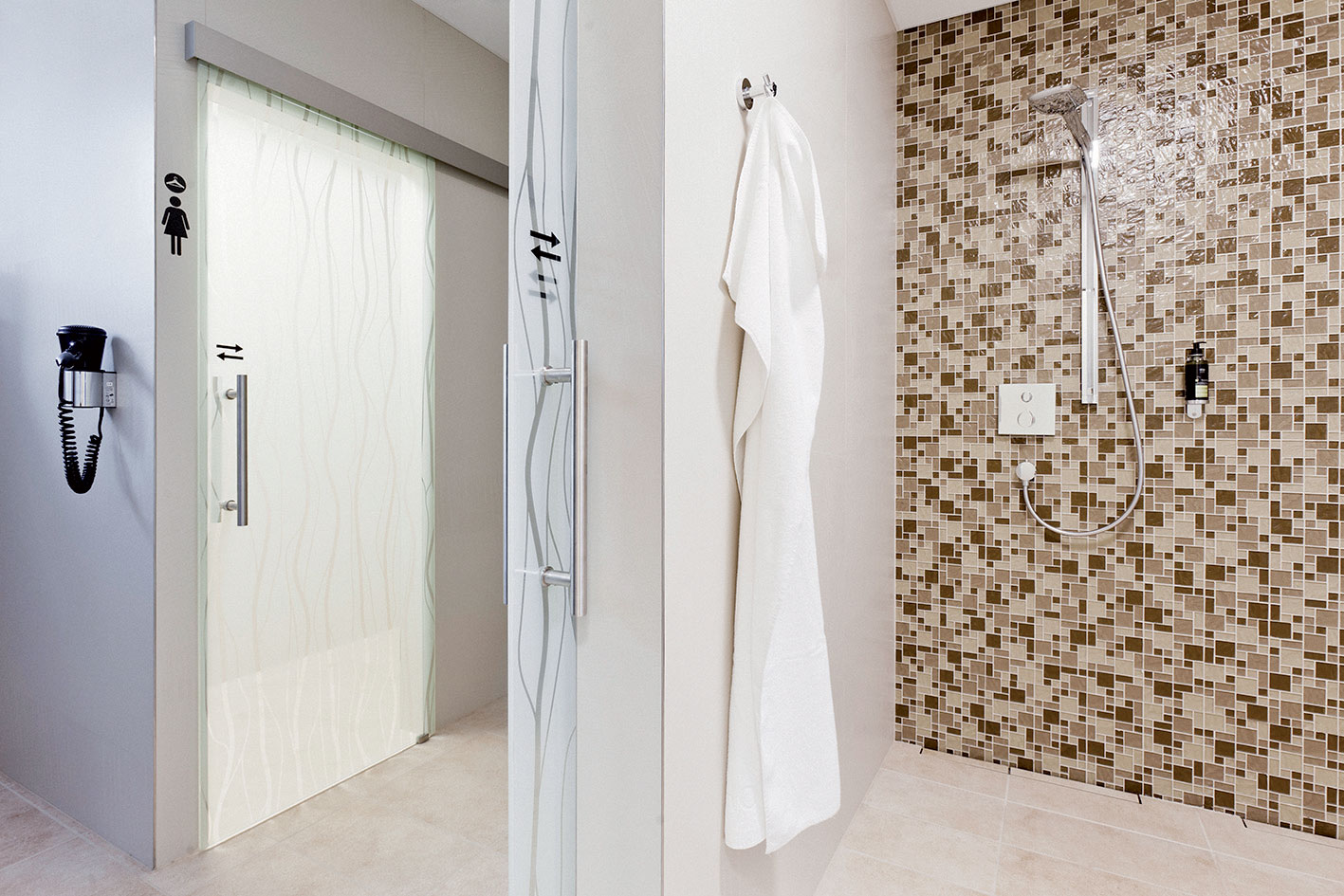 V rámci úspory miesta sú v sociálnom zázemí použité zasúvacie dvere so stavebným puzdrom. Bezobložkový typ prispieva k dizajnovej čistote priestoru. Proti praskaniu spojov bol použitý špeciálny tmel.