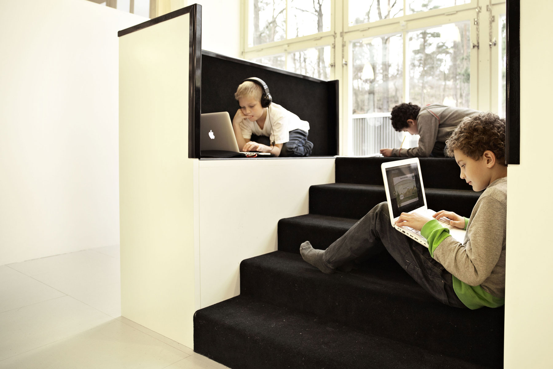 Pri práci s laptopmi môžu deti sedieť, ležať či stáť