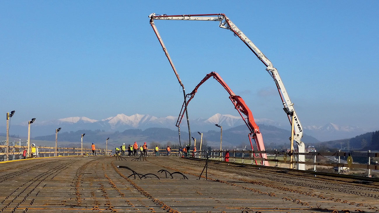 Obr. 4  Pohľad na vrchnú časť mosta nad D1 v km 13,800 na ceste I/18 (SO 218-00)