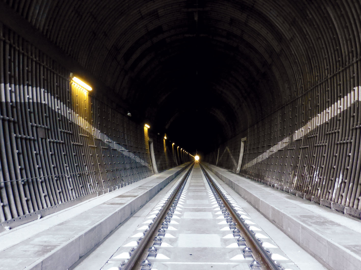 Obr. 3 Pevná jazdná dráha, káblové žľaby a chodníky