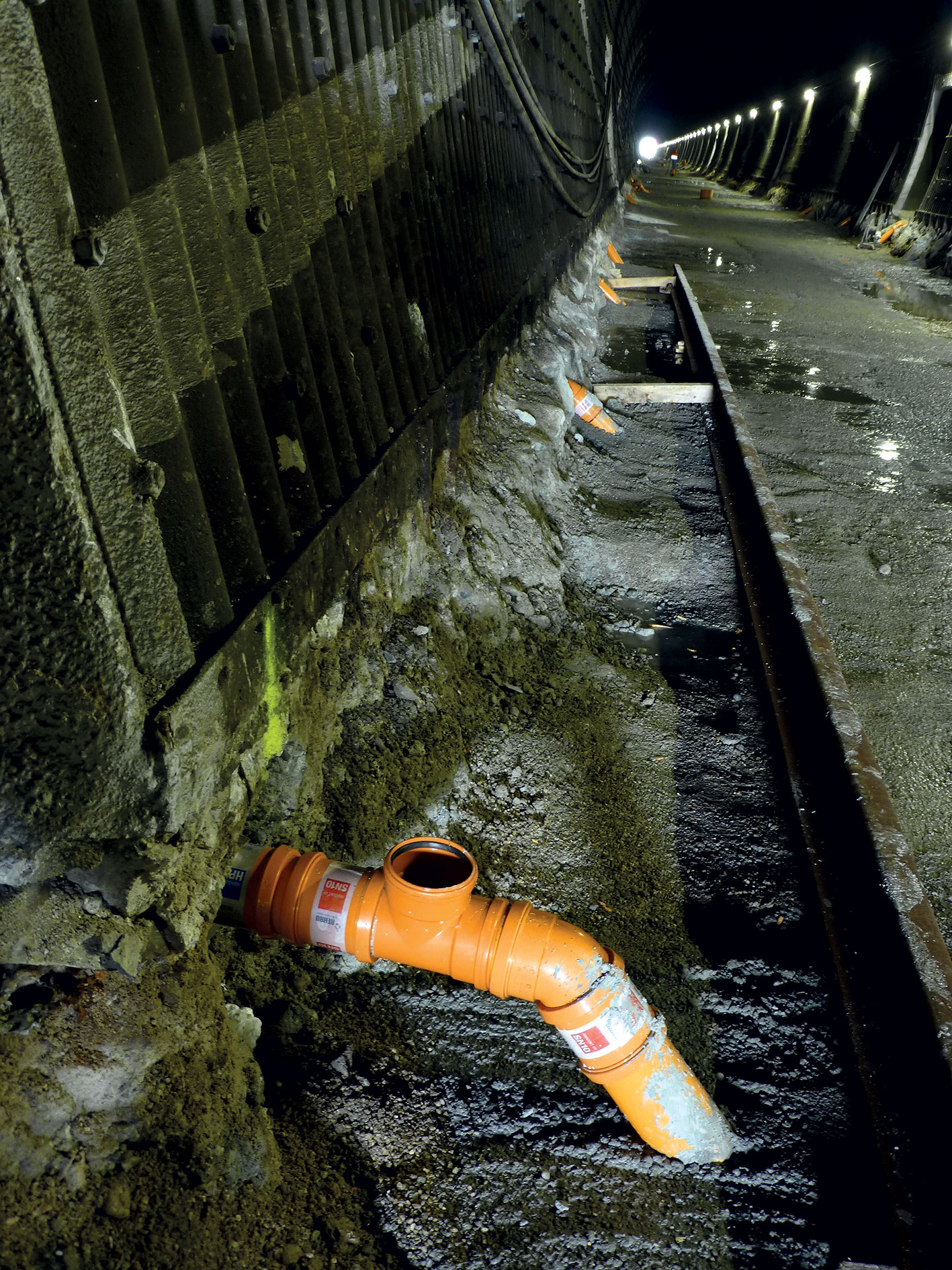 Obr. 4 Priečne drenážne prepojenie s vpustovou šachtou na odvodnenie chodníkov