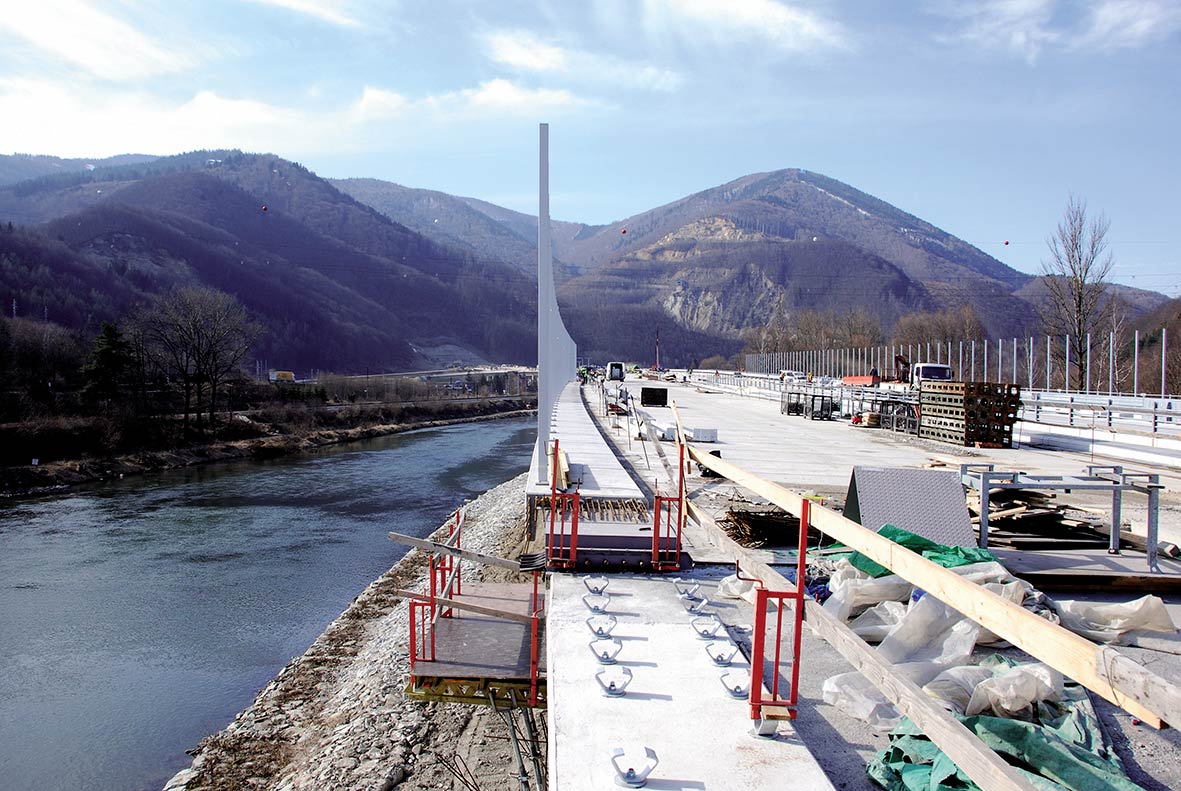 Dominantou stavby je mostný objekt číslo 201 ponad Váh a železničnú trať.