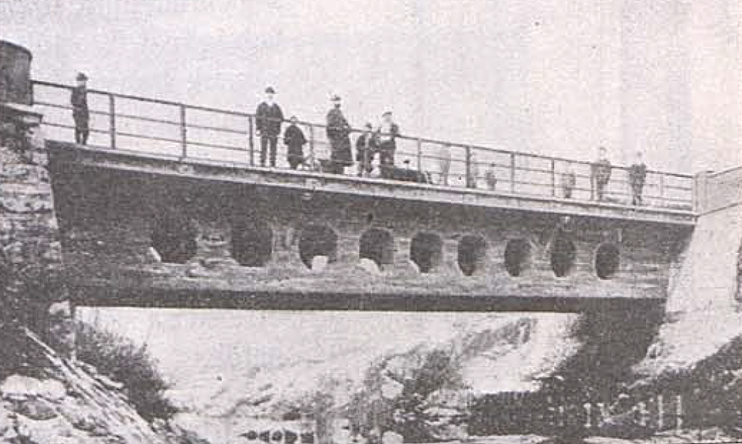 Obr. 1 Most s vyľahčenými stenami komory v meste Krapina (Chorvátsko) zo začiatku 20. storočia [4]