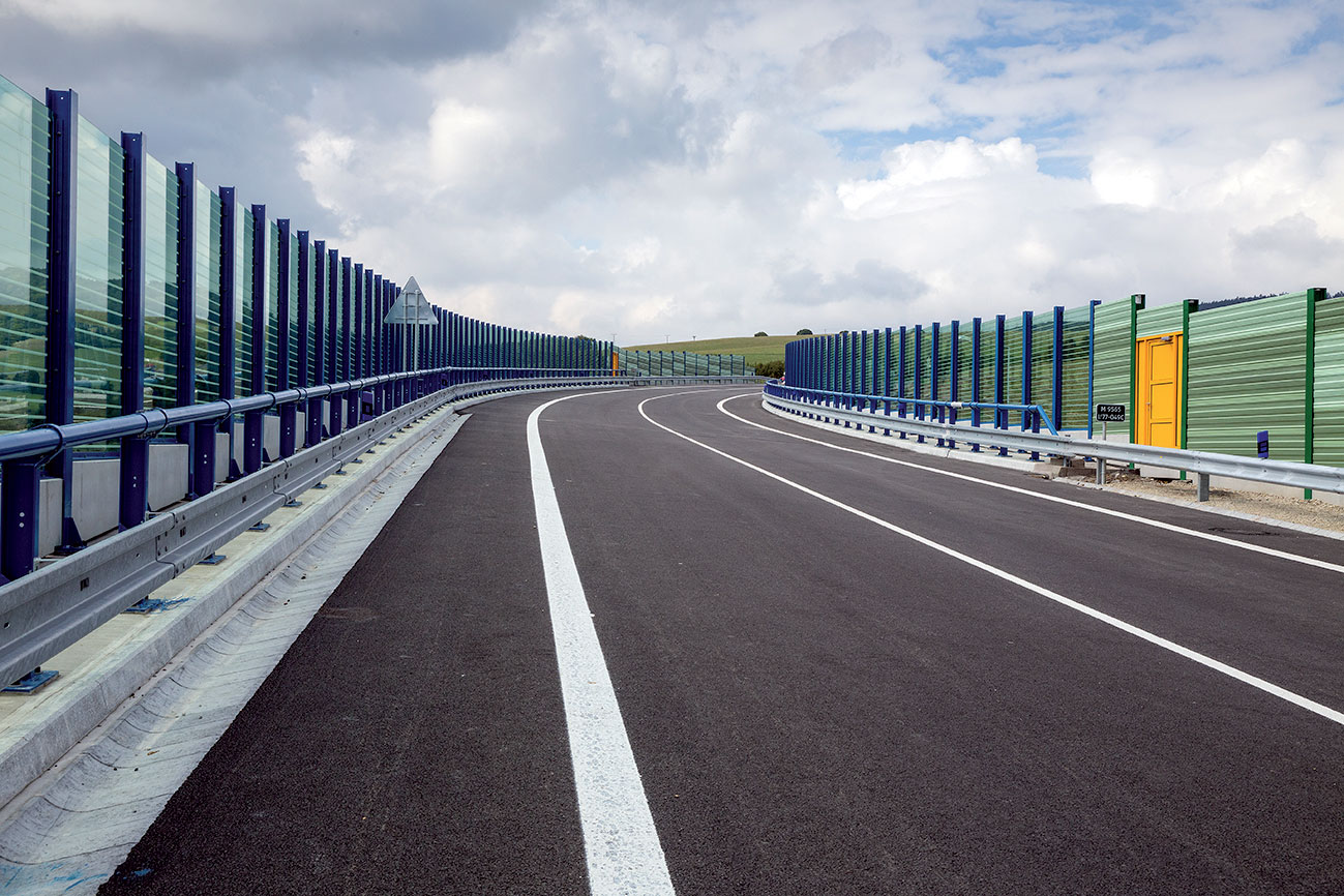 Novovybudovaný úsek juhozápadného obchvatu mesta Bardejov; motoristom bol daný do užívania 25. 8. 2016.