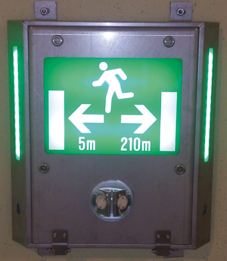 Pohľad na kombinované evakuačné svietidlo umiestnené nad chodníkom na strane núdzových východov (zdroj: Broll Systemtechnik)