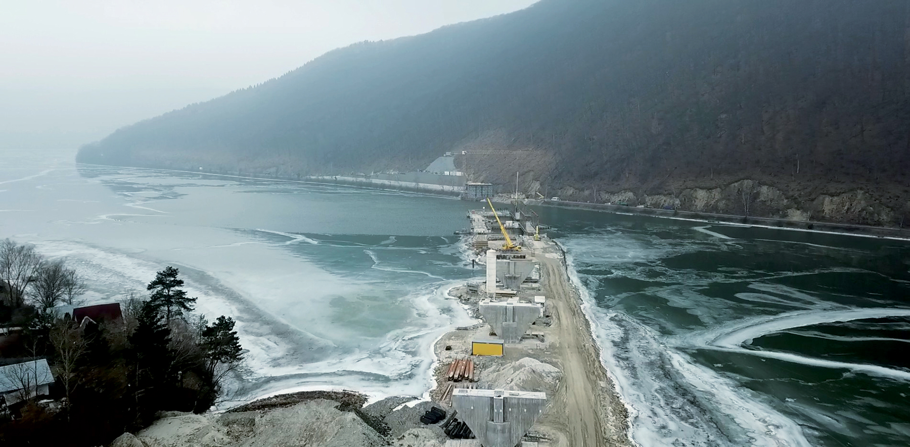 Pohľad na stavbu od Milochova