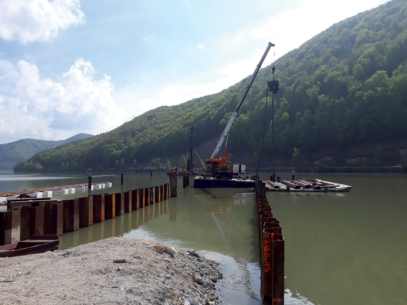 Baranenie štetovníc z plávajúceho pontónu