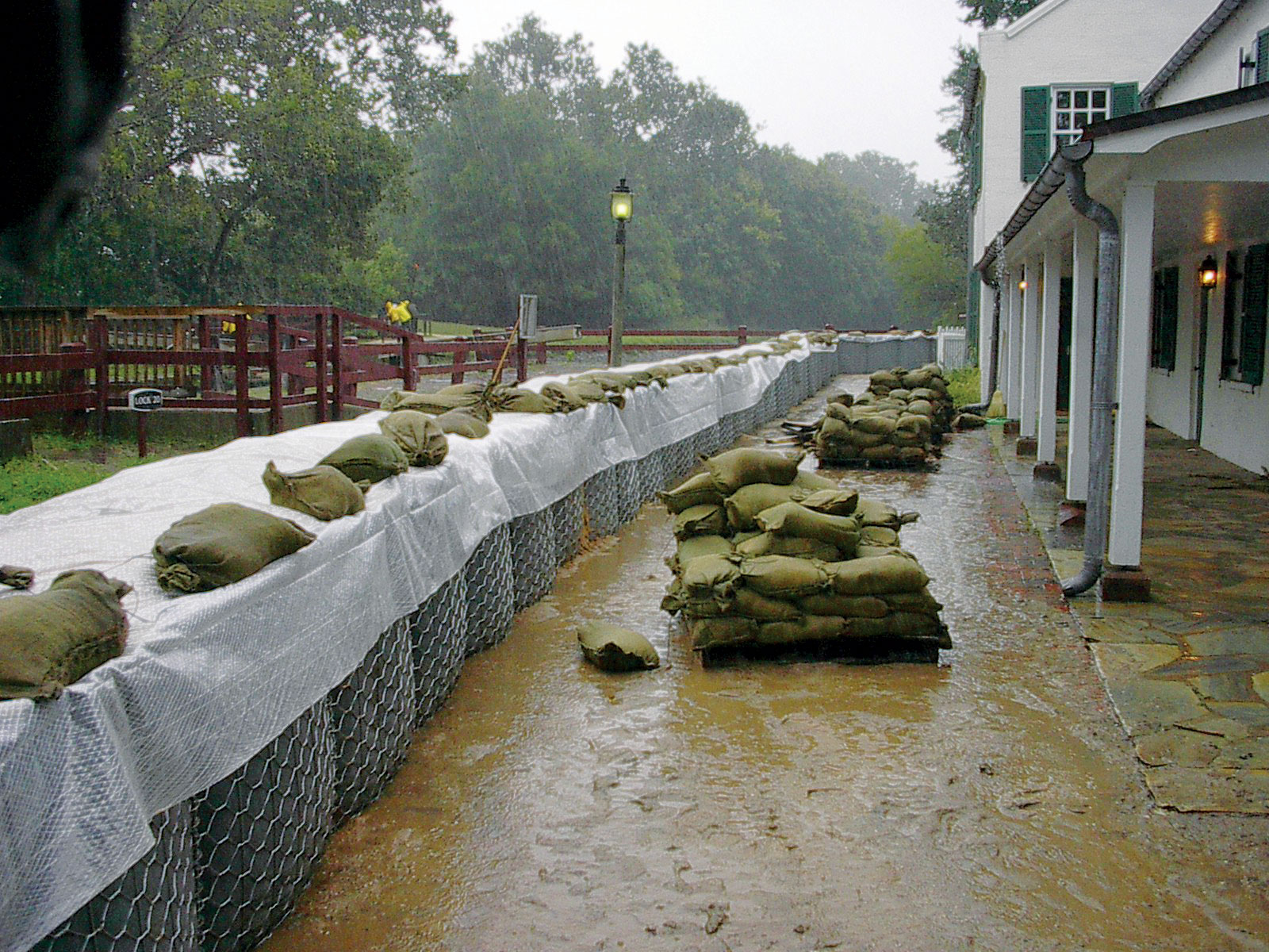 Obr. 2  Bloky FlexMac® DT sa využili aj pri ochrane historickej budovy Great Falls, Washington DC, USA. Hurikán Isabel vtedy spôsobil zvýšenie hladiny rieky Potomac.