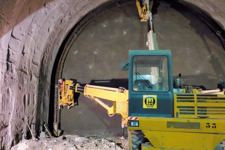 Obr.5 Instalacia ocelovych oblukov v klenbe