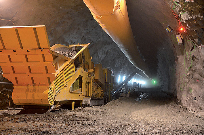 Obr. 6 Pohľad na drvič s pásovým dopravníkom umiestnený v tunelovej rúre B