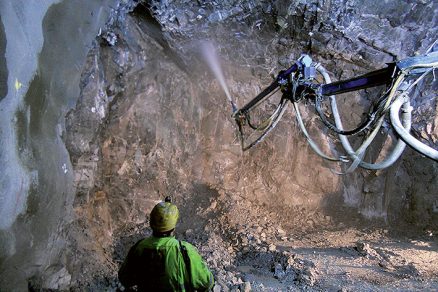 Obr 7 Umytie vyrubu a nasledne striekanie dratkobetonu