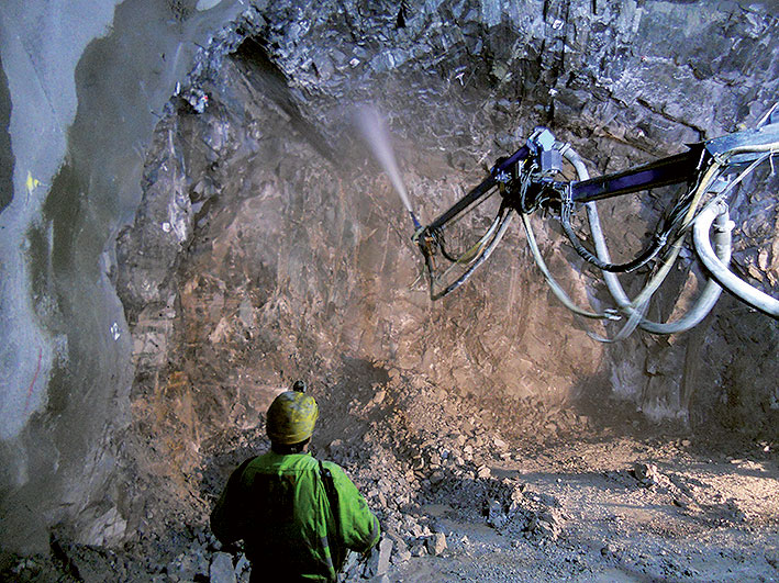 Obr. 7 Umytie výrubu a následné striekanie vláknobetónu