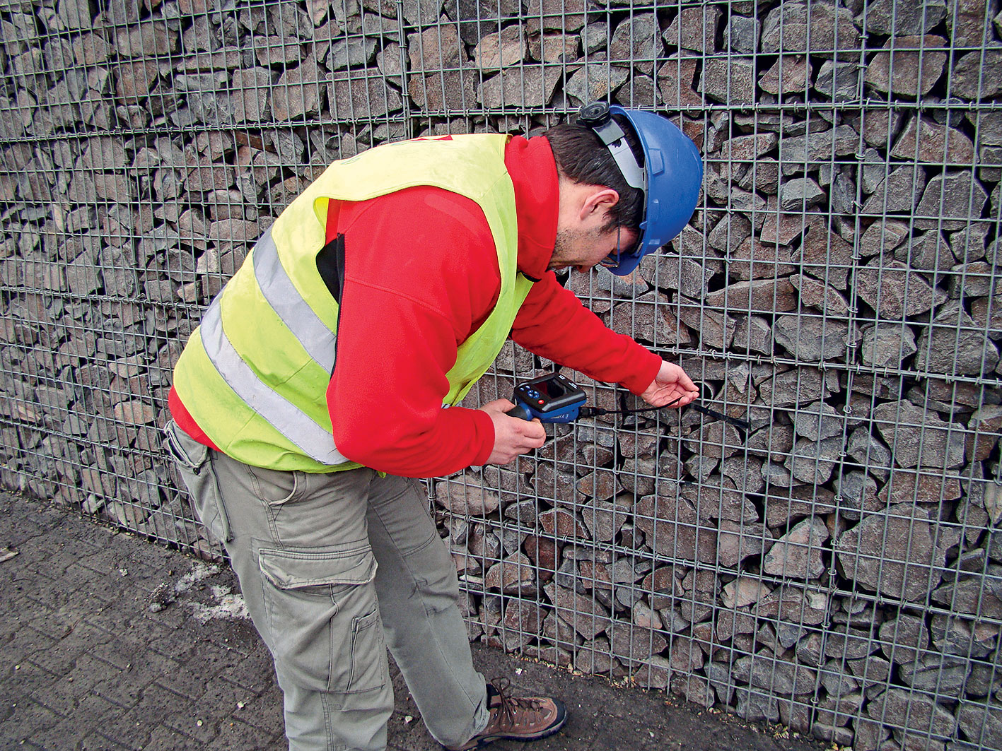 Obr. 7  Priebežná vizuálna kontrola stavu kotevných prvkov obkladu