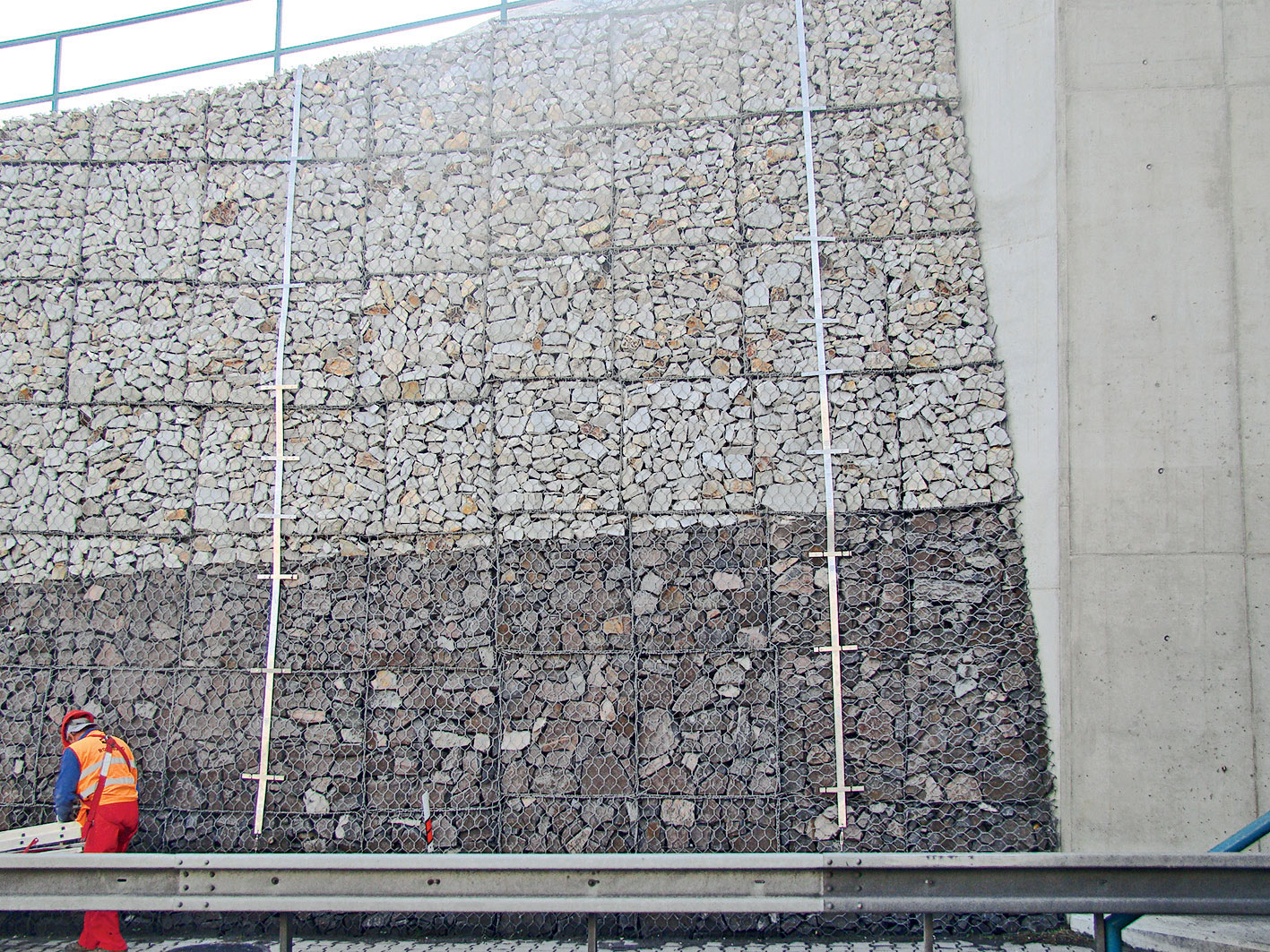 Obr. 8  Antikorové pásky s geodetickými terčmi na zaznamenávanie pohybov v líci gabionovej konštrukcie