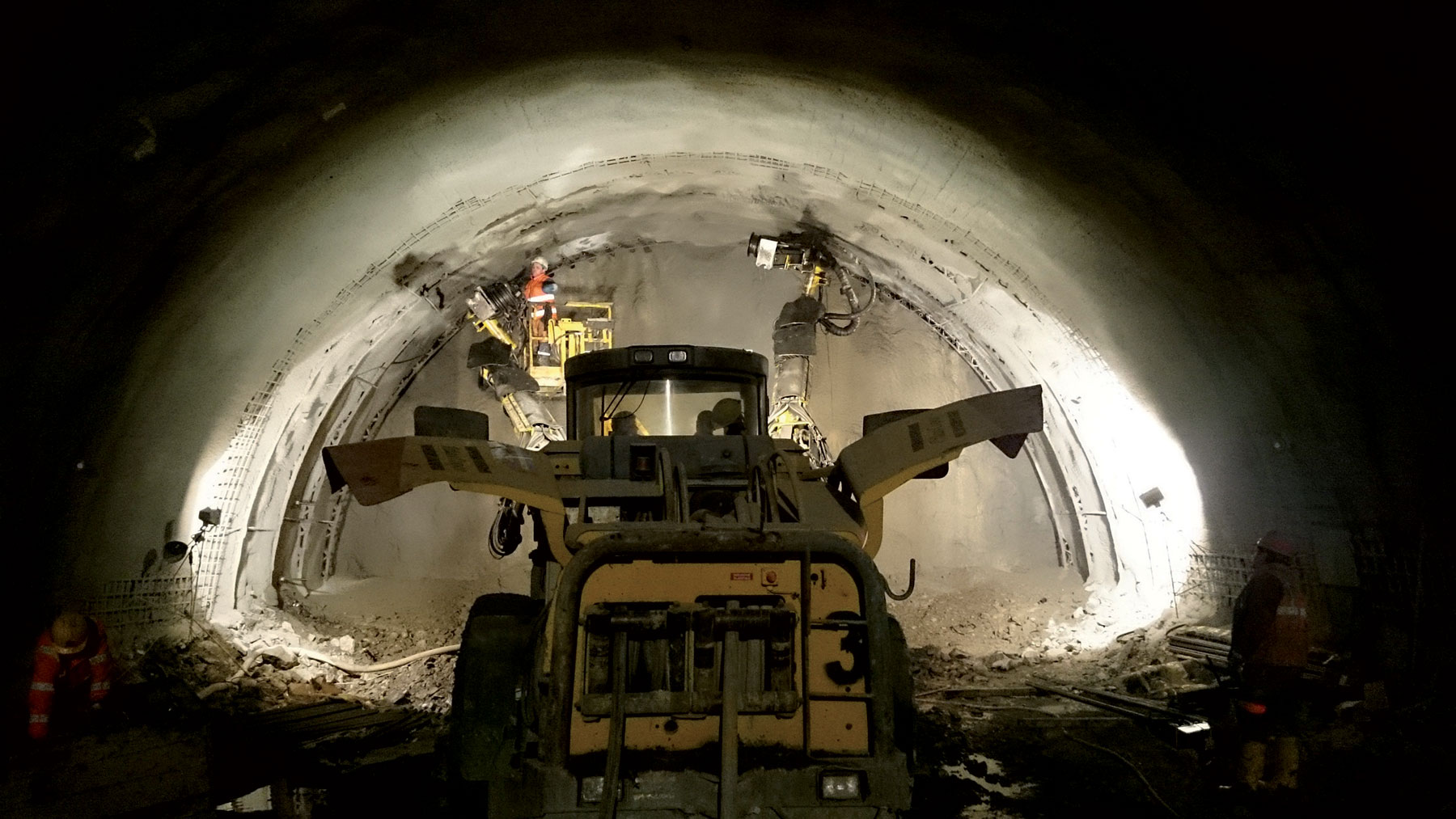 Obr. 2 Na vŕtanie vývrtov sa používal dvojlafetový vŕtací stroj Atlas-Copco Boomer L2C, resp. Atlas-Copco 282.