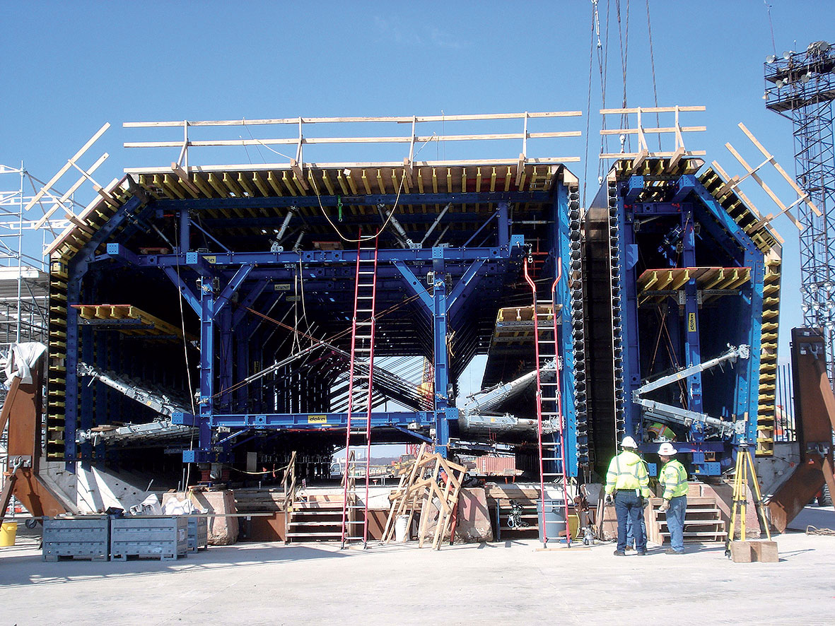 Kombinácia výkonného tunelového podperného systému SL-1 a nosníkového debnenia Top 50 sa vynikajúco hodí na vytvorenie prierezu jedenástich tunelových segmentov tunela Second Midtown budovaného naplavovaním. Foto: Doka