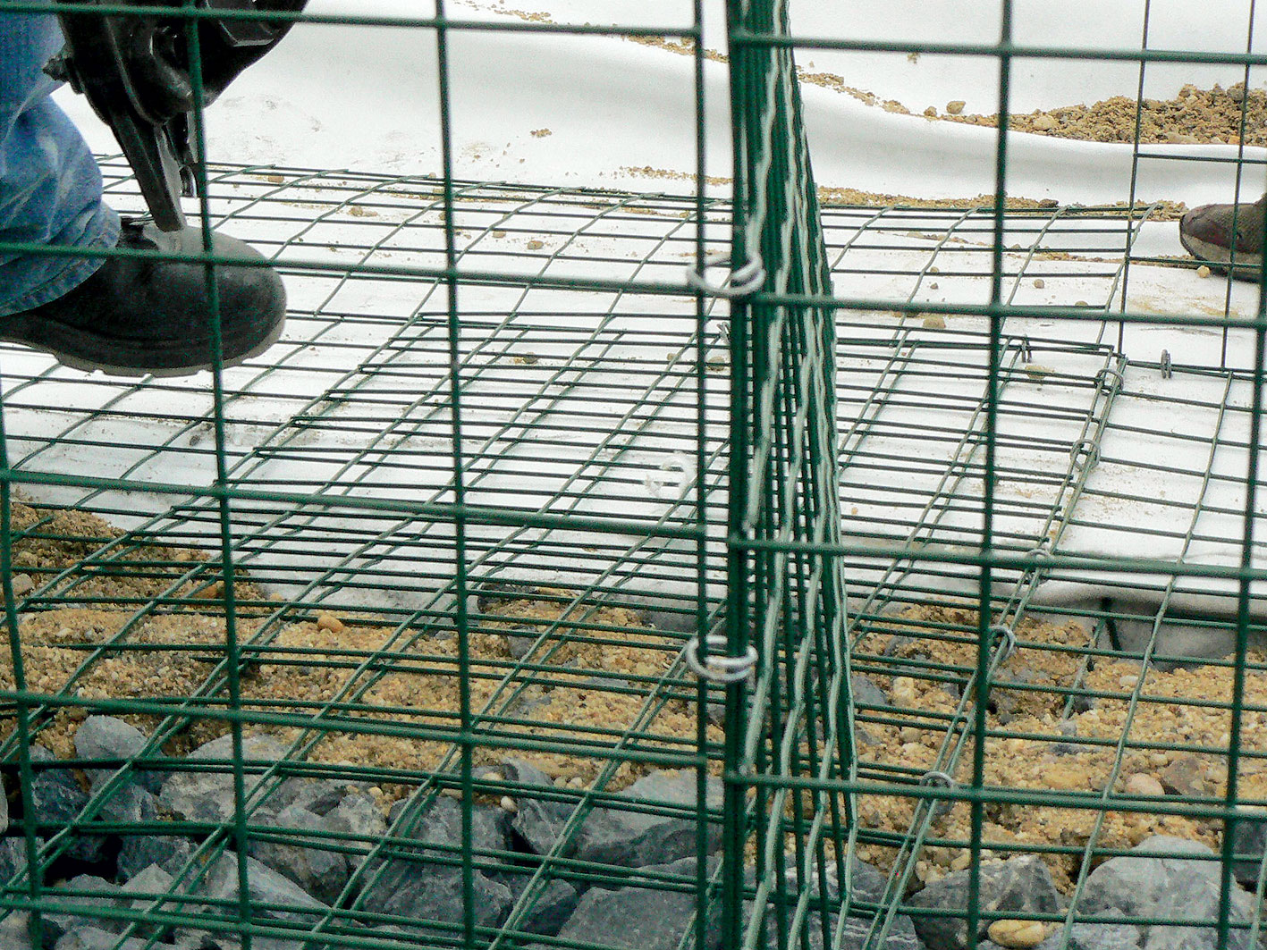 Povrch z PVC na drôte na gabionové koše sa síce javí ako prídavná ochrana, pri jeho použití však treba rátať s viacerými obmedzeniami.