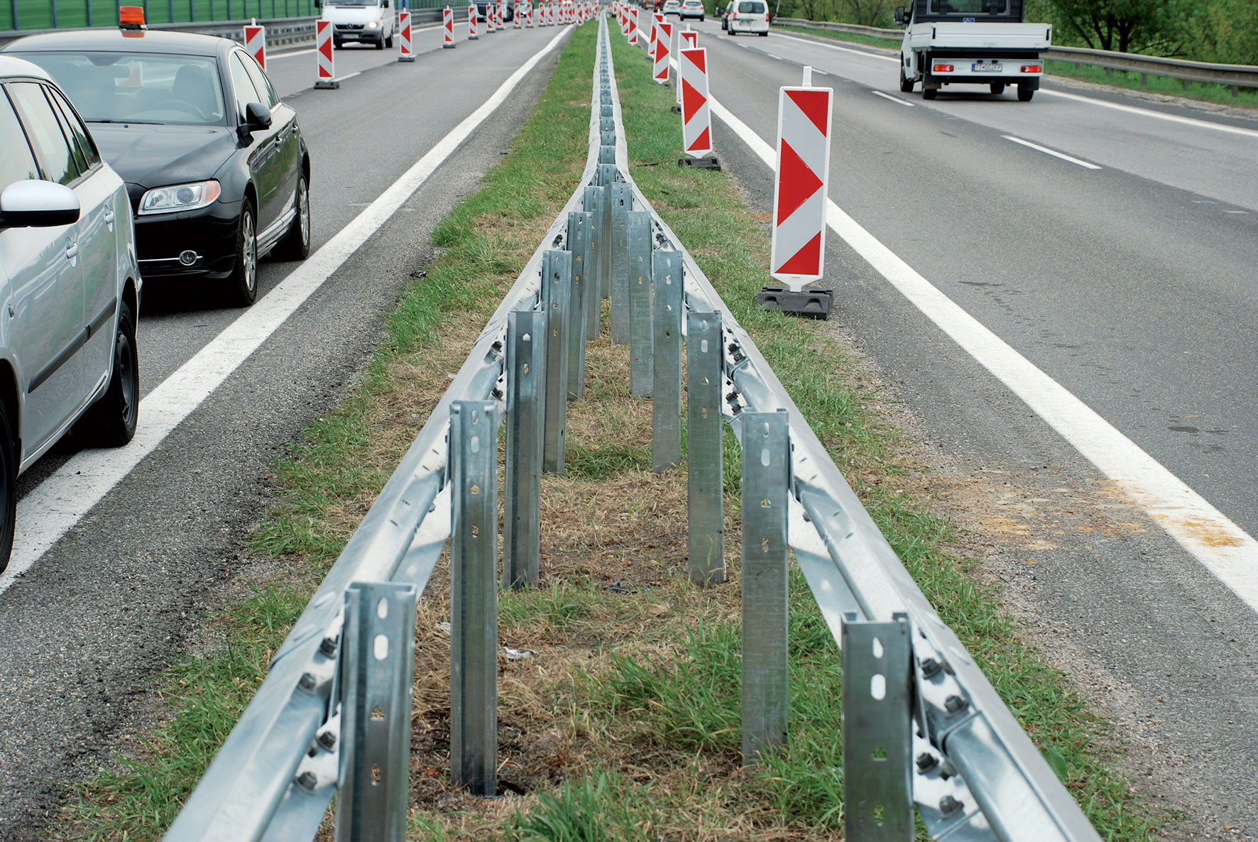 Pohľad na rozvetvenie zvodidla pred mostom