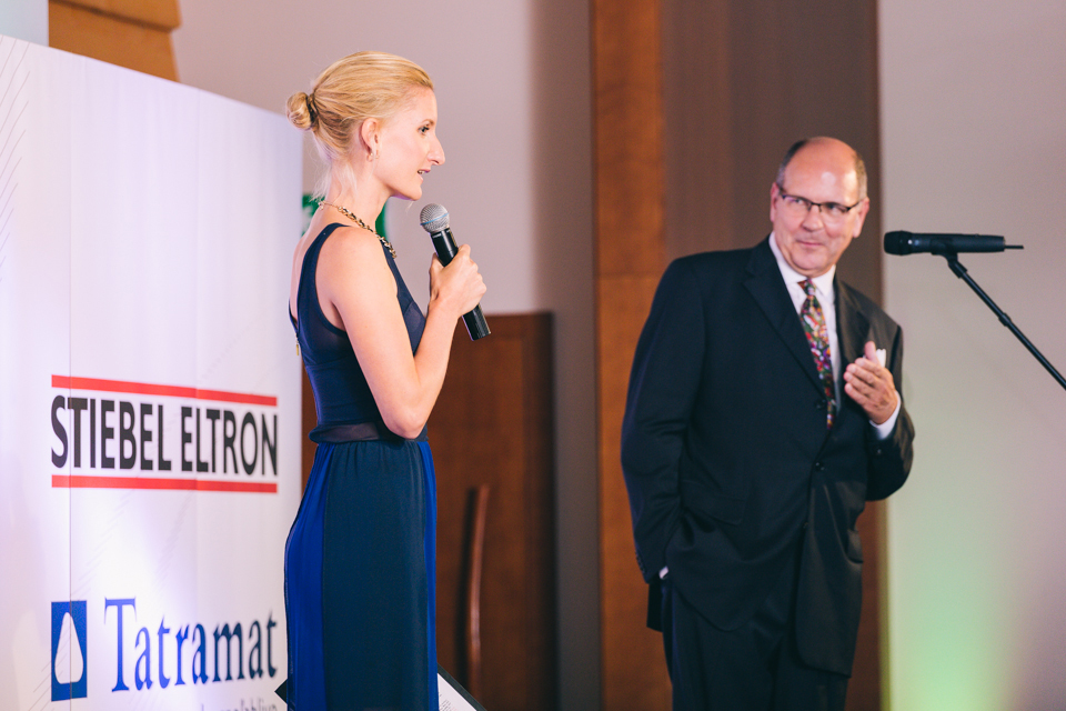 Adela Banášová, ktorá večerom hostí sprevádzala, a pán Ulrich Stiebel, syn zakladateľa spoločnosti STIEBEL ELTRON a jeden z jej majiteľov.