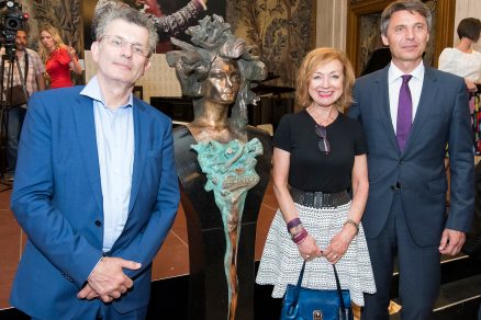 Juraj Cutek Maria Vaskovicova a Ivo Nesrovnal na slavnostnom odhaleni busty Lucie Pop