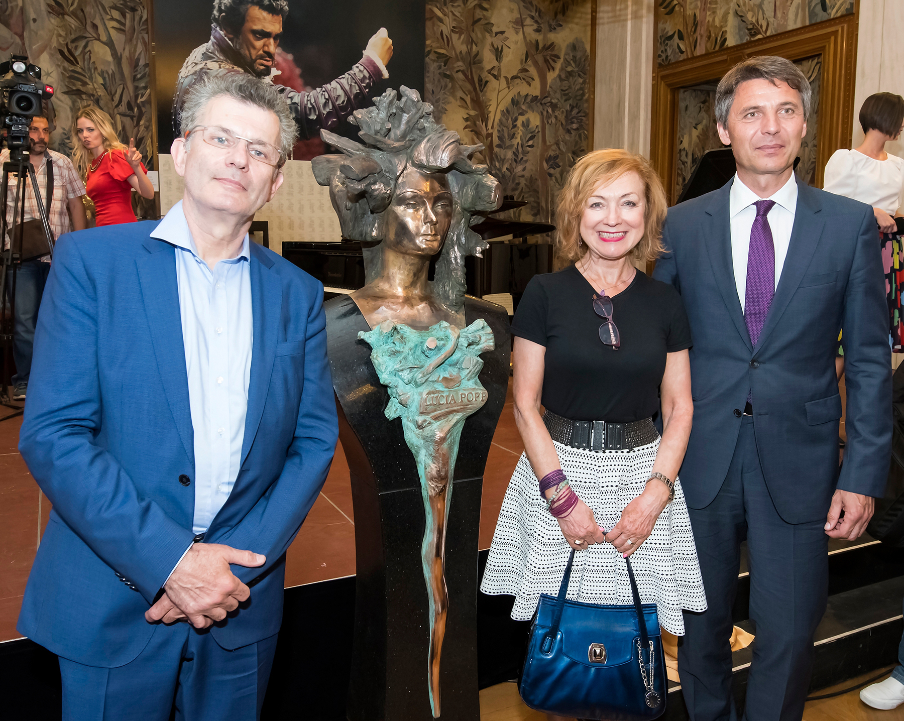 Juraj Cutek  Maria Vaskovicova a Ivo Nesrovnal na slavnostnom odhaleni busty Lucie Pop