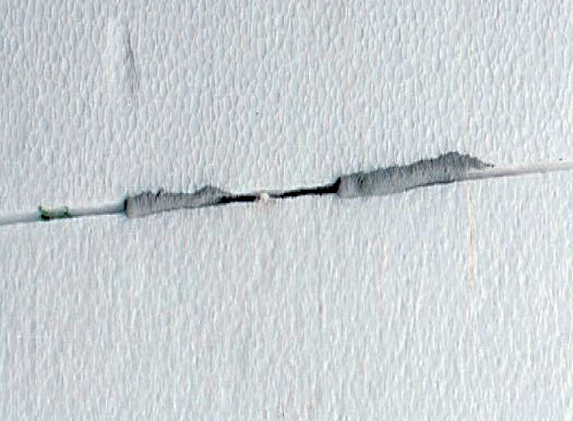 Problém: Škáry vyplnené lepidlom, ktoré pôsobí ako tepelný most Riešenie: Škáry širšie ako 4 mm odporúčame vyškrabať a postupovať ako pri vypĺňaní voľných škár medzi tepelnoizolačnými doskami.